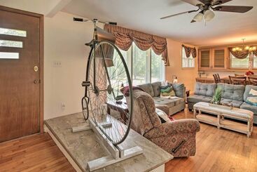 Bright Springfield Home: Walk To Nature Center!