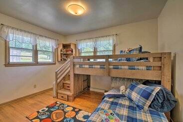 Bright Springfield Home: Walk To Nature Center!