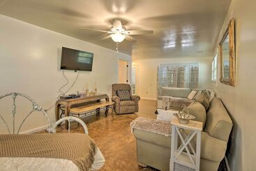 Bright Springfield Home: Walk To Nature Center!