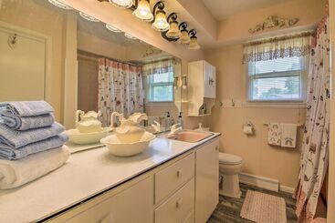 Bright Springfield Home: Walk To Nature Center!