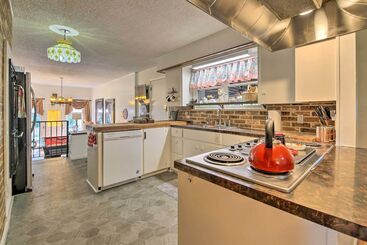 Bright Springfield Home: Walk To Nature Center!