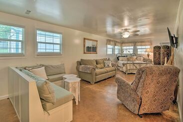 Bright Springfield Home: Walk To Nature Center!