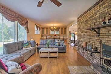 Bright Springfield Home: Walk To Nature Center!