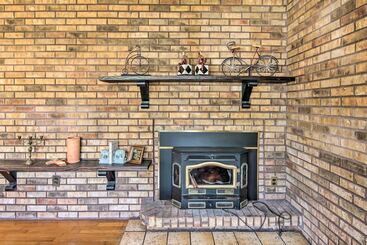 Bright Springfield Home: Walk To Nature Center!
