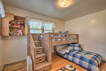 Bright Springfield Home: Walk To Nature Center!