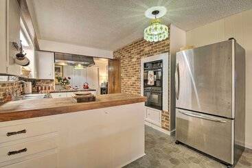 Bright Springfield Home: Walk To Nature Center!