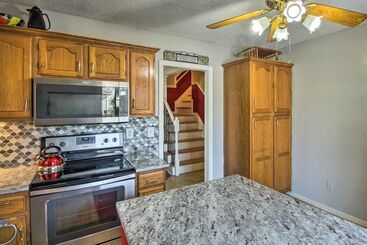 Central Kansas City Home < 3 Mi To Downtown!