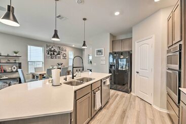 Charming Home Near Austin W/ Grill & Porch!