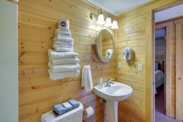 Cozy Columbia Cabin W/ Shared Lake Dock!