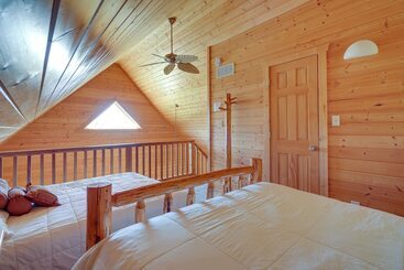 Cozy Columbia Cabin W/ Shared Lake Dock!