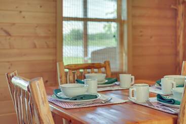 Cozy Columbia Cabin W/ Shared Lake Dock!