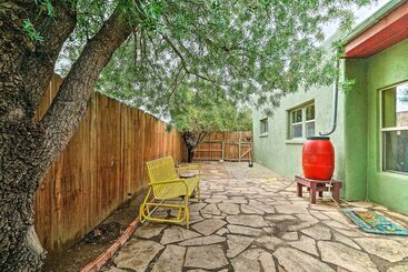Cozy Las Cruces Gem: Fire Pit, Patio & Views!