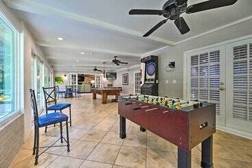 Huge Lutz Family Retreat W/ Game Room & Pool!