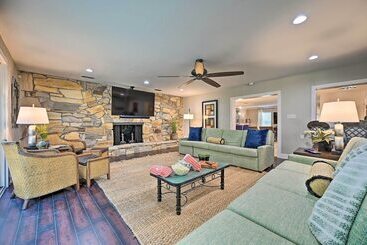 Huge Lutz Family Retreat W/ Game Room & Pool!