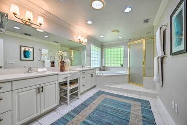 Huge Lutz Family Retreat W/ Game Room & Pool!