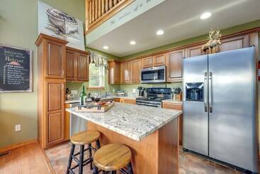Lake View Home In Blue Eye W/ Hot Tub & Fire Pit!