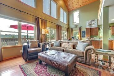 Lake View Home In Blue Eye W/ Hot Tub & Fire Pit!