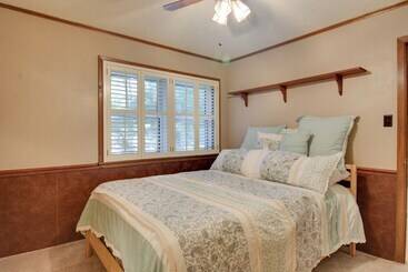 Сельский дом Deck, Dock & Resort Amenities: Home In Hot Springs