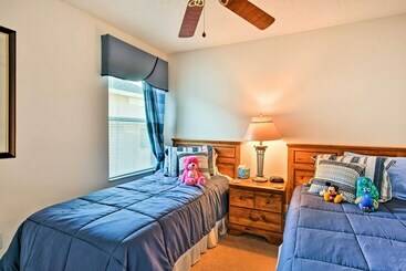 Luxe Terra Verde Villa W/ Theater: 6 Mi To Disney!