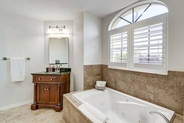 بيت ريفى Luxe Waterfront Oasis W/ Dock, Heated Pool & Spa!
