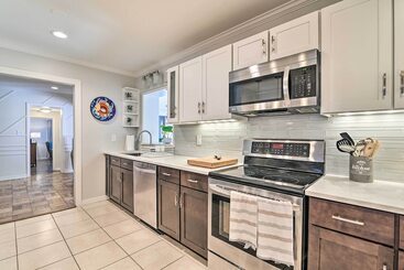 Mid Century Modern Escape In Central Lakeland!