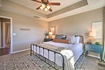 茅舍 Ozark Home: Pool Access, Deck & Fenced Yard