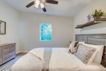 茅舍 Peaceful Lady Lake Home W/ Screened In Porch!