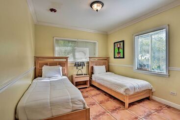Quaint Central Miami Bungalow: 10 Mi To Mid Beach!