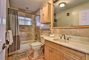 Quaint Central Miami Bungalow: 10 Mi To Mid Beach!