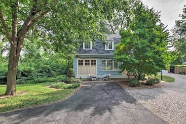 Quiet St Charles Cottage W/ Patio & 4 Acres