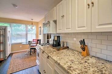 Quiet St Charles Cottage W/ Patio & 4 Acres