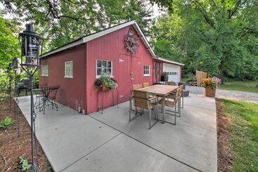 Quiet St Charles Cottage W/ Patio & 4 Acres