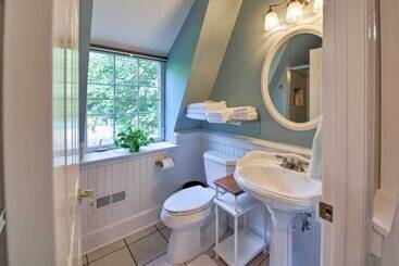 Quiet St Charles Cottage W/ Patio & 4 Acres