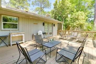 Sea Pines Resort Escape W/ Deck ~ 2 Mi To Beach!
