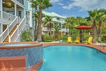 بيت ريفى Spacious Lakefront Retreat W/ Fishing Dock & Deck!