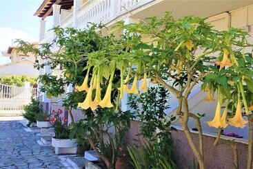هاستل Eleni Apartments Sant George Beach