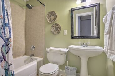 Bright Cary Home With Deck < 15 Mi To Raleigh!