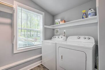 Bright Cary Home With Deck < 15 Mi To Raleigh!