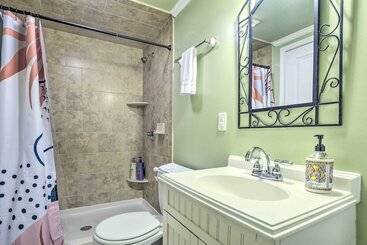 Bright Cary Home With Deck < 15 Mi To Raleigh!