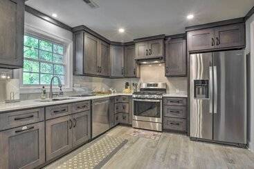 Bright Cary Home With Deck < 15 Mi To Raleigh!