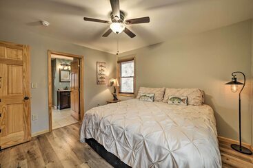 별장 Cozy Waverly Cabin W/ Fireplace & Deck!