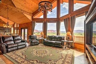 کلبه Dreamy Kanab Cabin W/ Hot Tub & Panoramic Views!