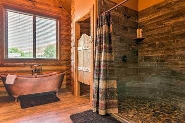 Dreamy Kanab Cabin W/ Hot Tub & Panoramic Views!