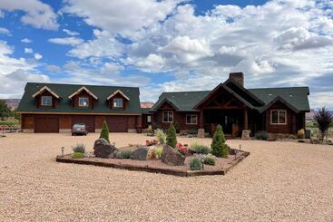 Dreamy Kanab Cabin W/ Hot Tub & Panoramic Views!
