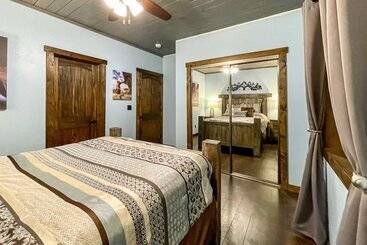 Dreamy Kanab Cabin W/ Hot Tub & Panoramic Views!