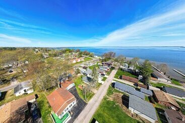Houghton Lake Cottage   Central Location!