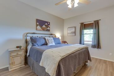 コテージ Beaver Lake Home W/ Game Room, Boat Slip & Views!