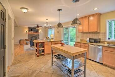 Lakefront Homer Abode W/ Patio & Backyard!