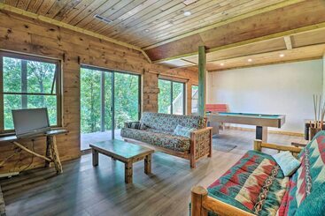 コテージ Deck + Game Room: Lakefront Landrum Cabin!