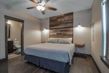 茅舍 Lavish Retreat W/ Decks, Steps To Table Rock Lake!